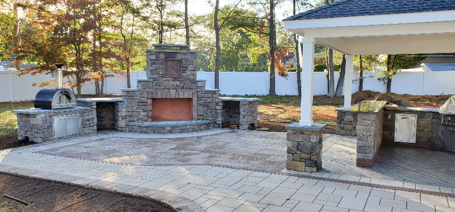 Outdoor Fireplace with Kitchen and Pizza Oven